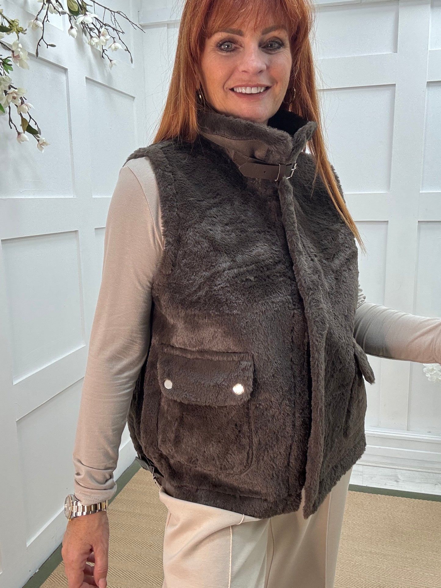Nala: Brown faux fur pocket waistcoat. One size: 12-16