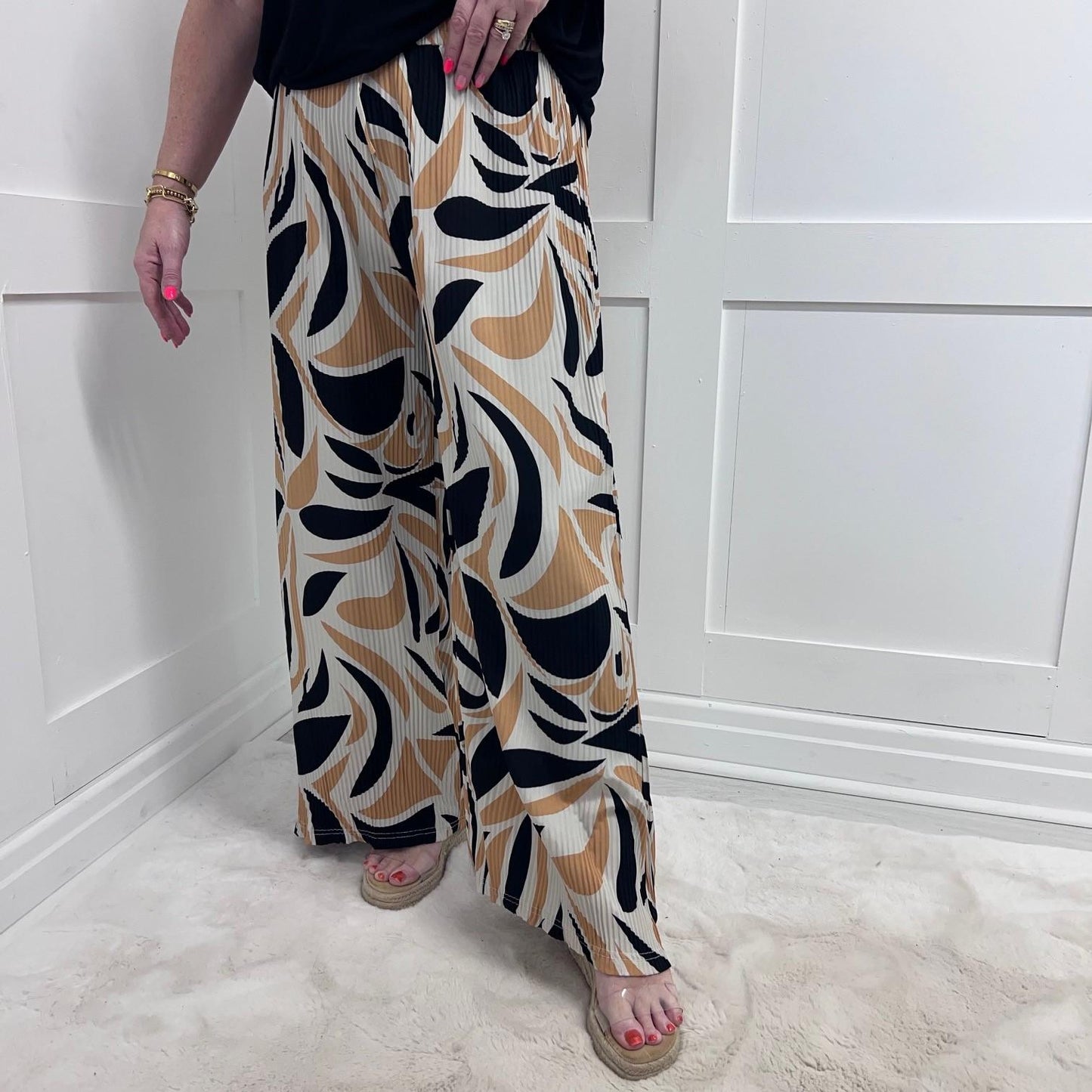 Ester: Patterned wide leg pleated trousers. Sizes 8-22
