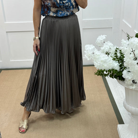 Hallie: Mocha pleated maxi skirt. One size: 10-16