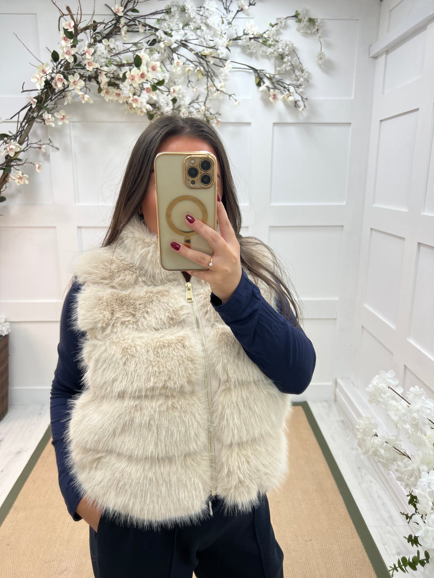 Kizzy: Cream zip up faux fur gilet. One size 8-14