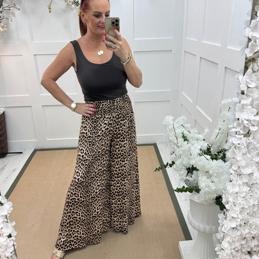 Frankie: Pale leopard print palazzo trousers. One Sz: 10-18