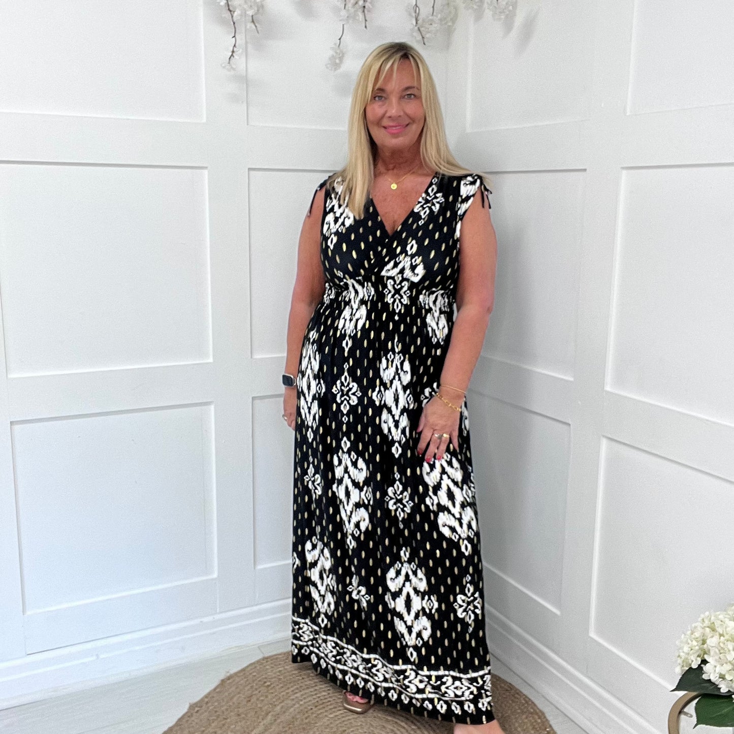 Orla: Stretchy sleeveless black & white maxi dress. One size 12-20