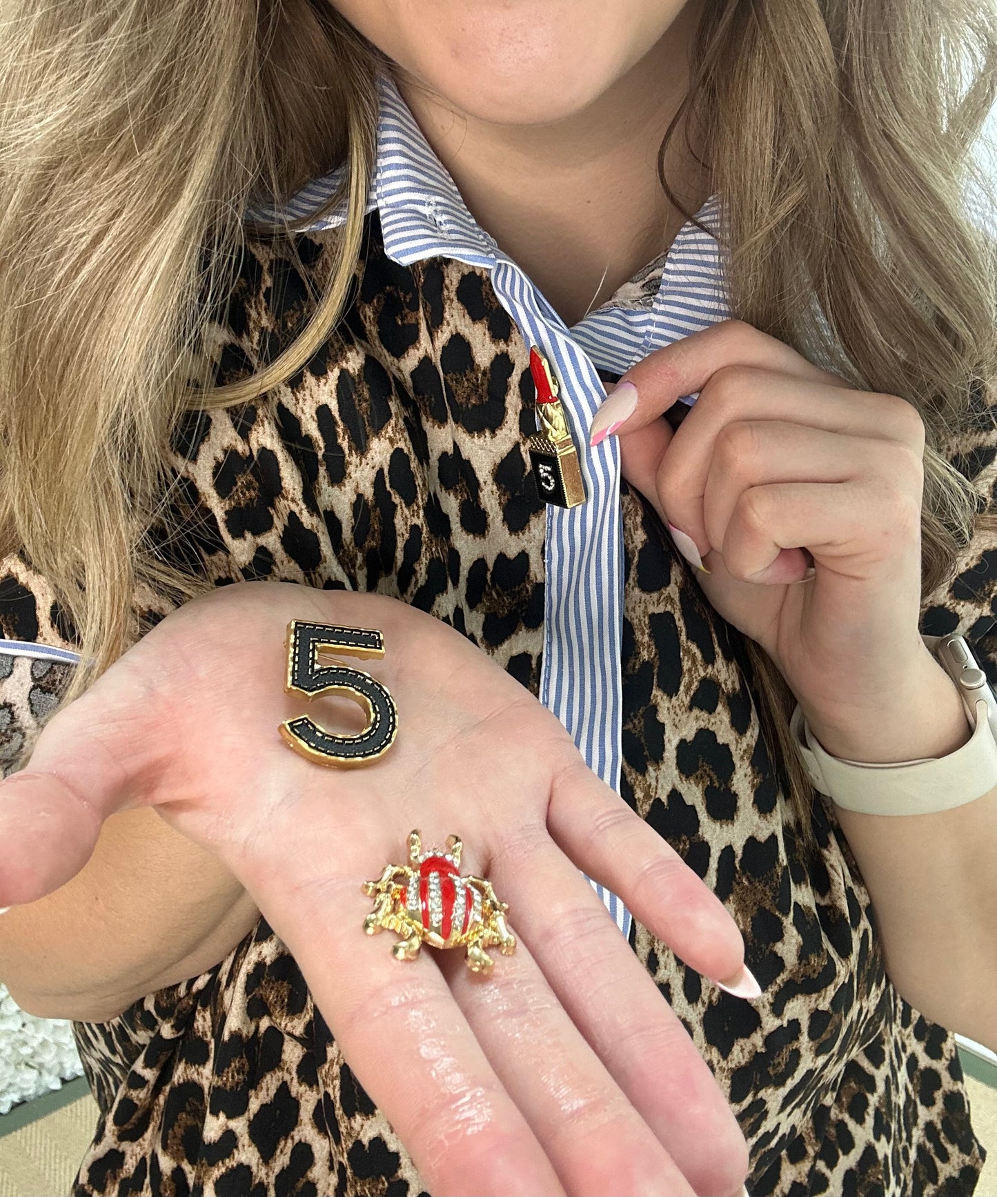 Didi: Leopard print & No 5 brooch shirt. One size: 12-18