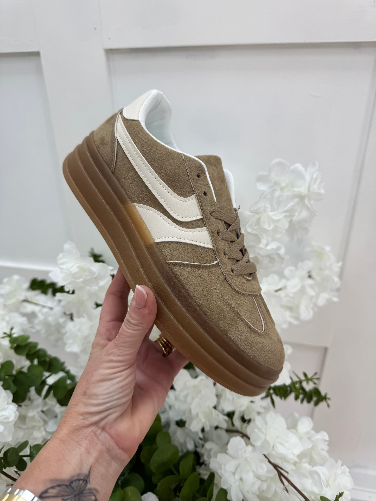 Billi: Beige trainers with cream stripe. Sizes: 3-8