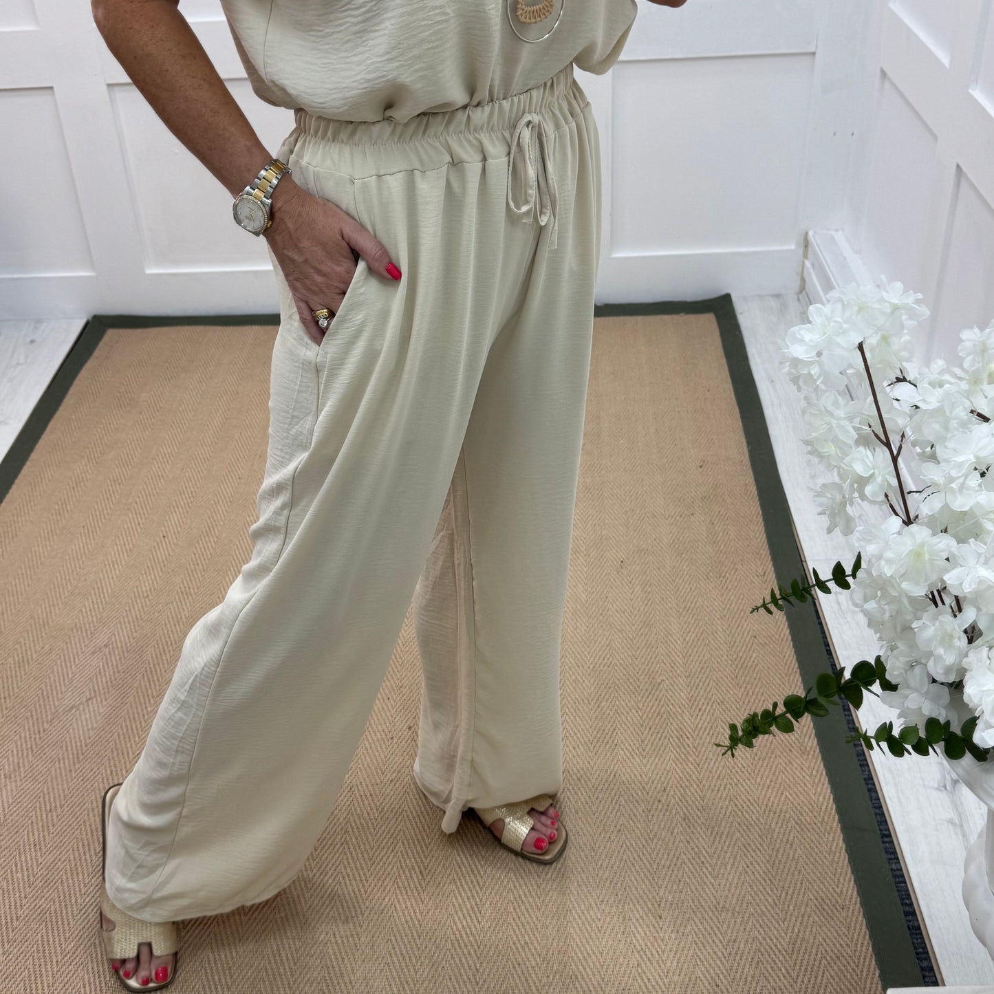 Esme: Cream pocket wide leg trousers. One size: 12-20