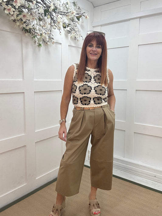 Ginny: Taupe belted 3/4 barrel trousers . One size 10-16
