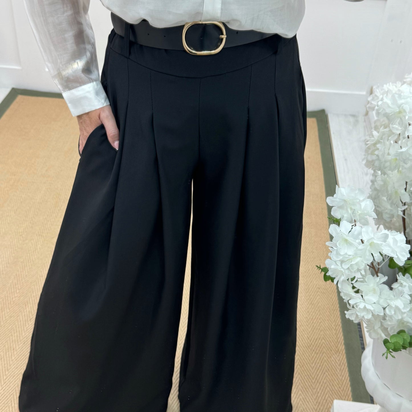 Zina: Black pocket wide leg trousers. One size: 8-14