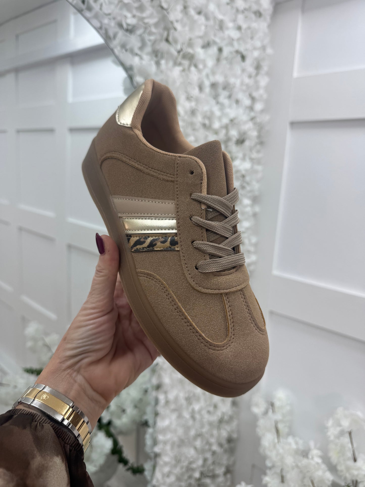 Ebba: Beige trainers with gold & leopard stripe. Sizes: 3-8
