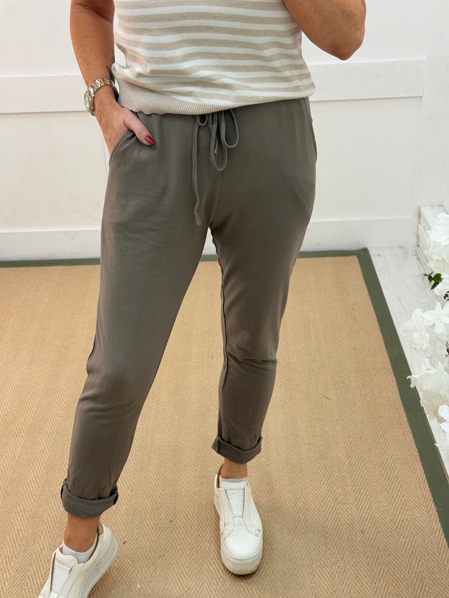 Jinxi: Mocha stretchy pocket joggers. 2 sizes.