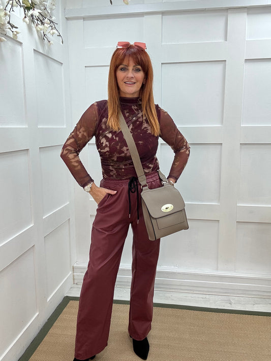 Maya: Burgundy pattern ruched mesh top. One Sz: 12-18