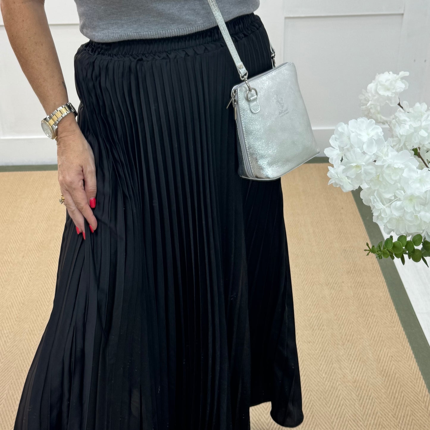 Hallie: Black pleated maxi skirt. One size: 10-16