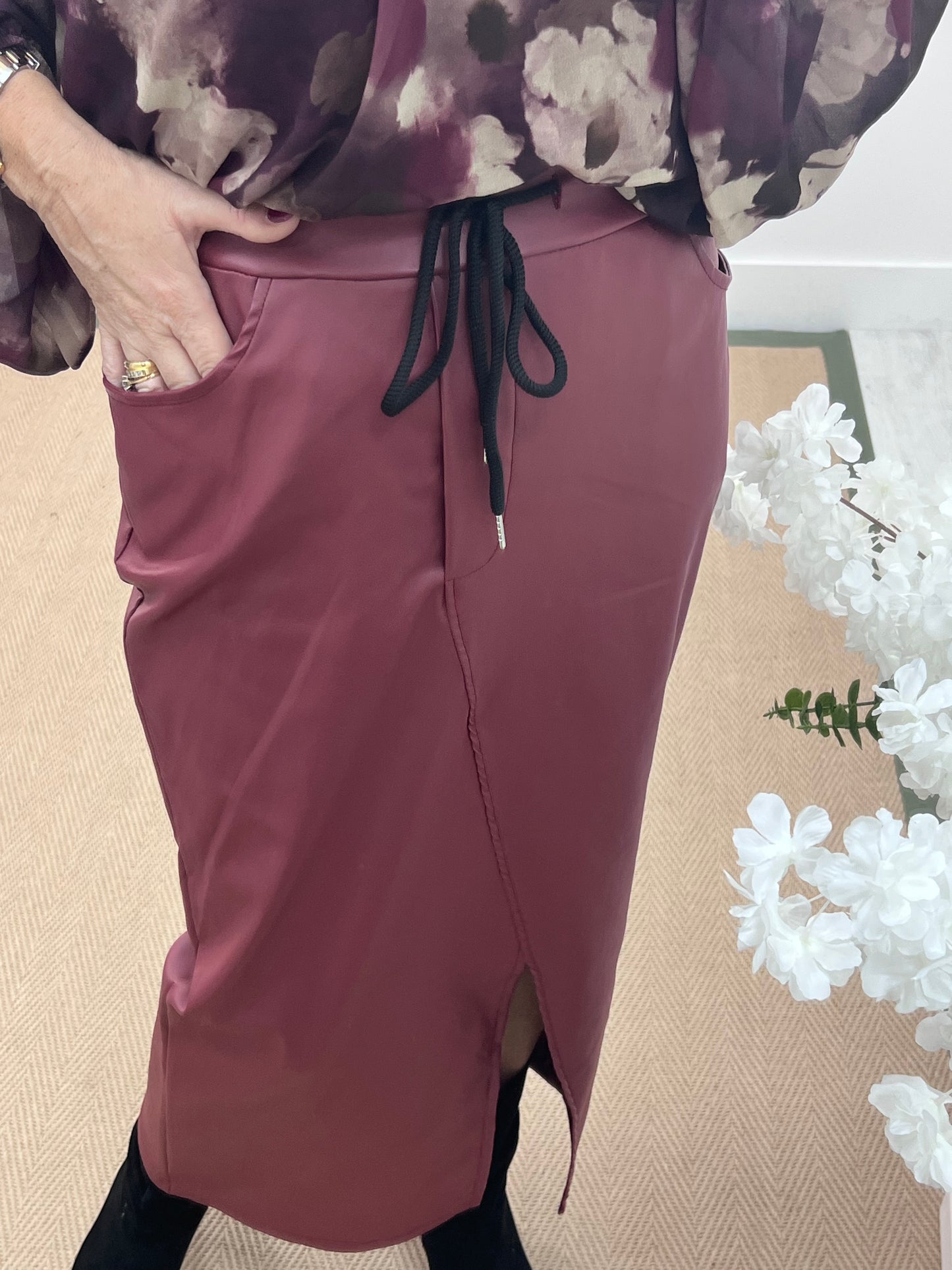 Fern: Burgundy faux leather pencil skirt. One size: 10-16