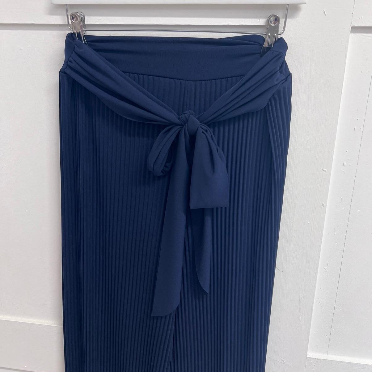 Izzy: Plain stretchy pleated trousers. One size 8-16