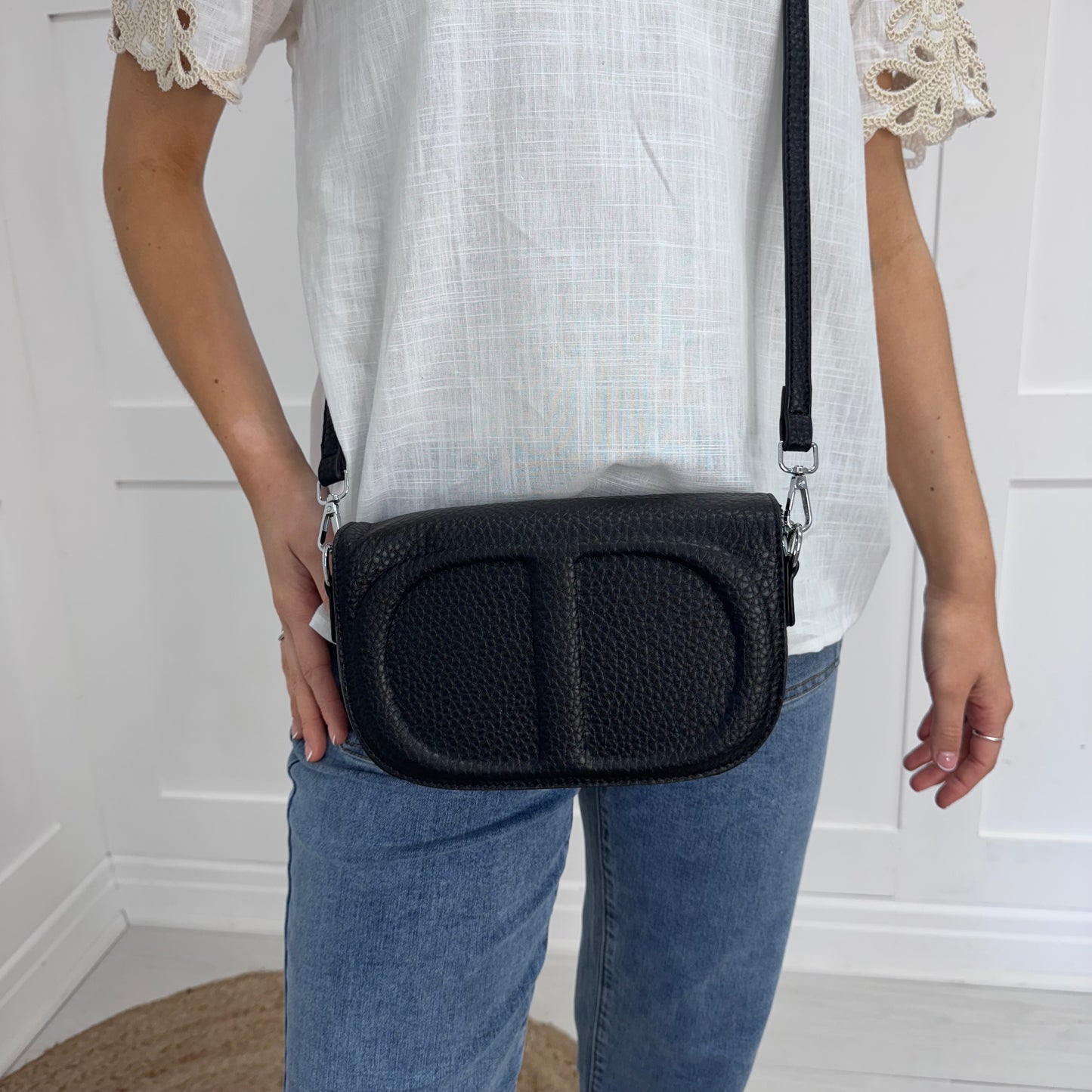 Shellie: Black leather look cross body/clutch bag