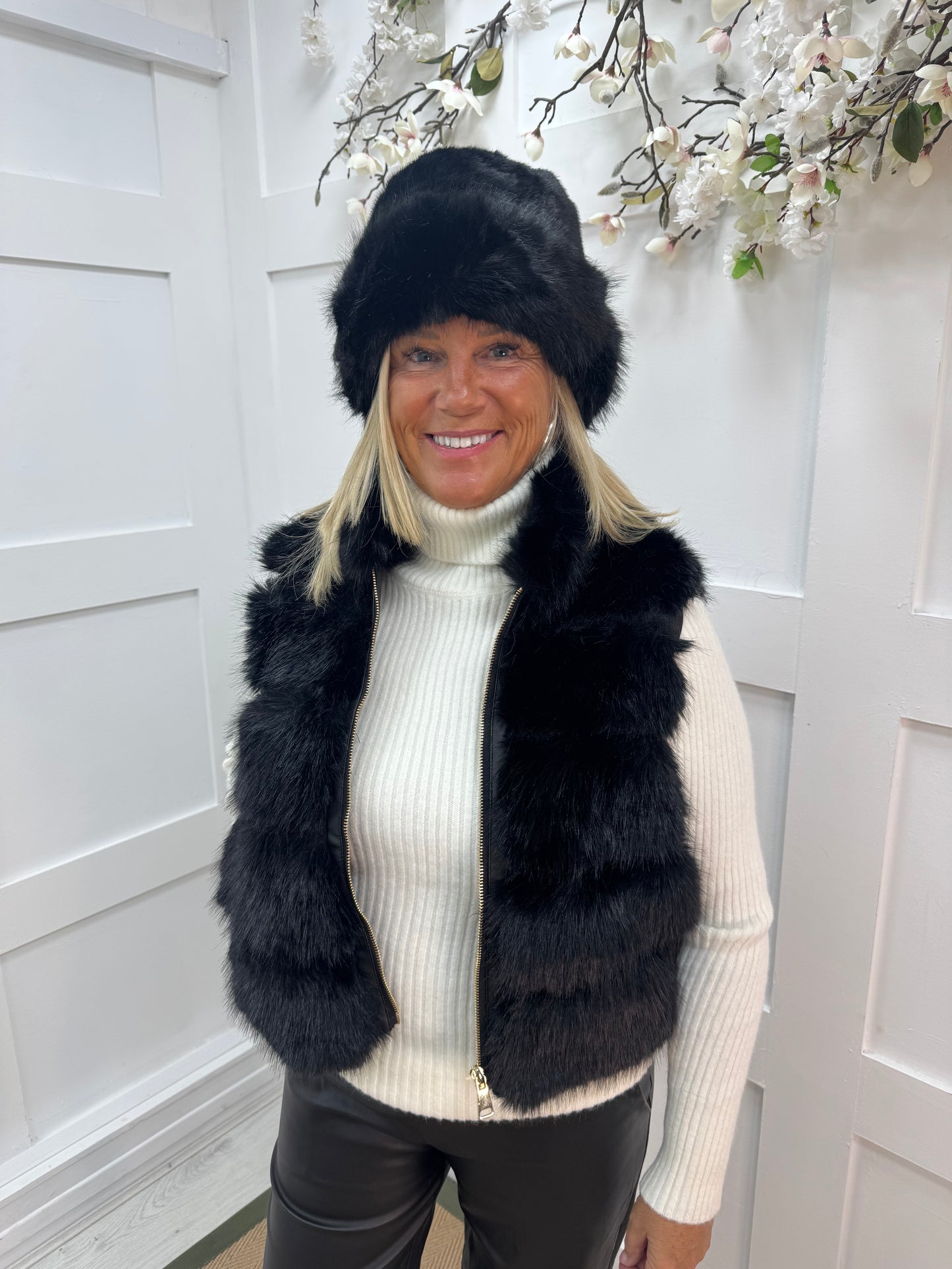 Finley: Black faux fur trim bucket hat. Free size