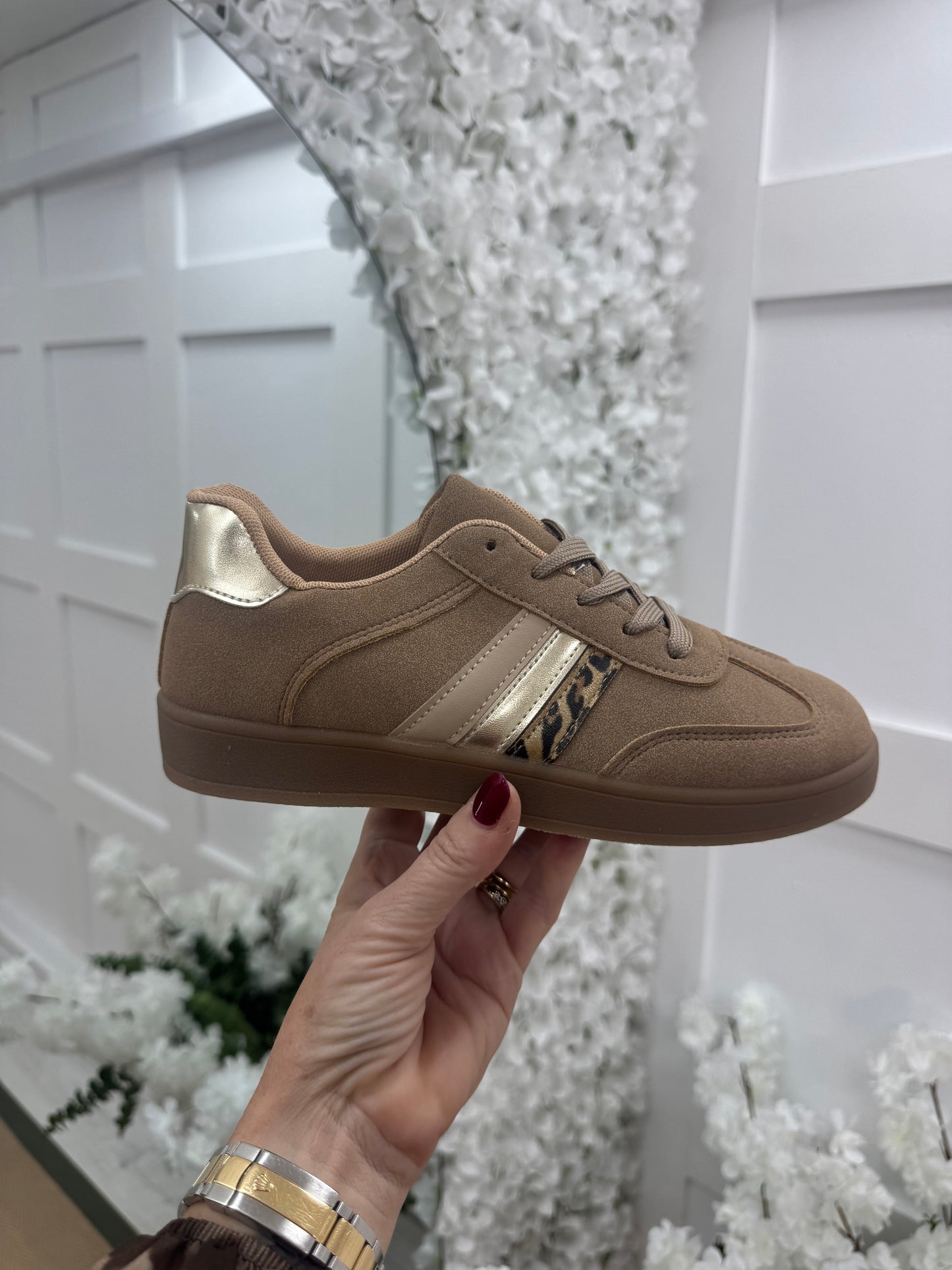 Ebba: Beige trainers with gold & leopard stripe. Sizes: 3-8