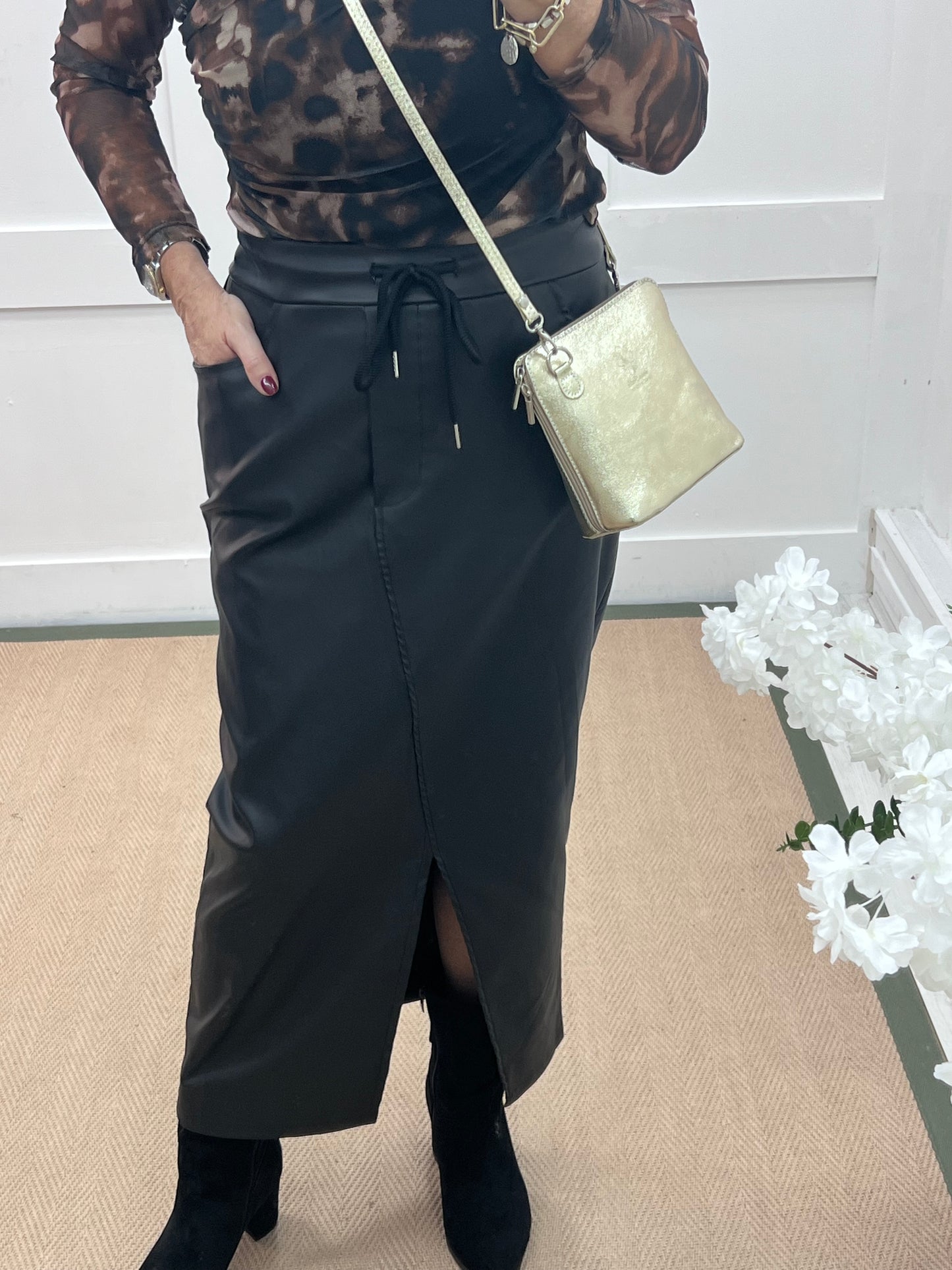 Fern: Black faux leather pencil skirt. One size: 10-16