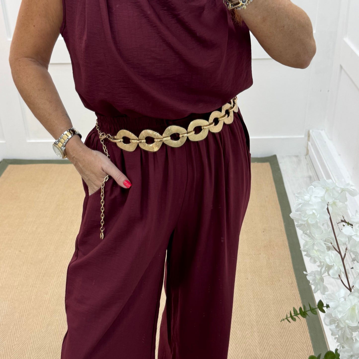Fallon: Gold chain belt. One size: 8-18