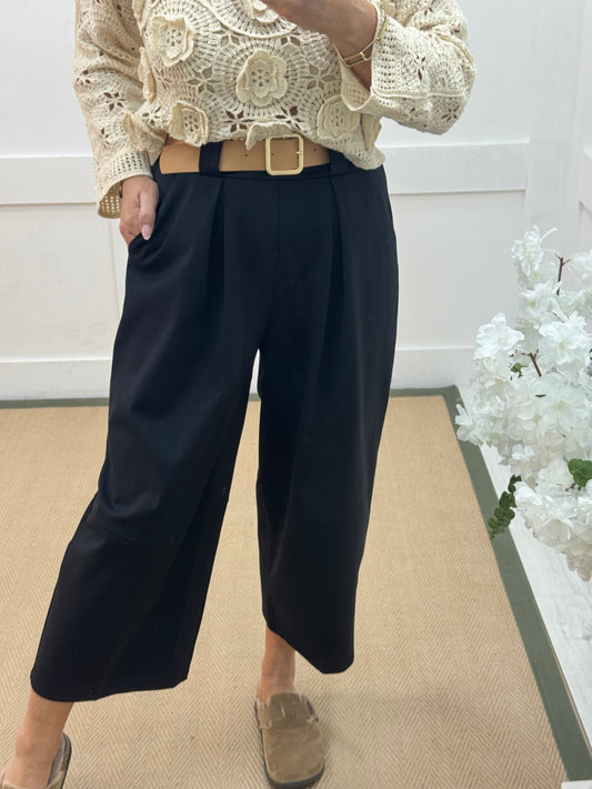 Ginny: Black belted 3/4 barrel trousers . One size 10-16