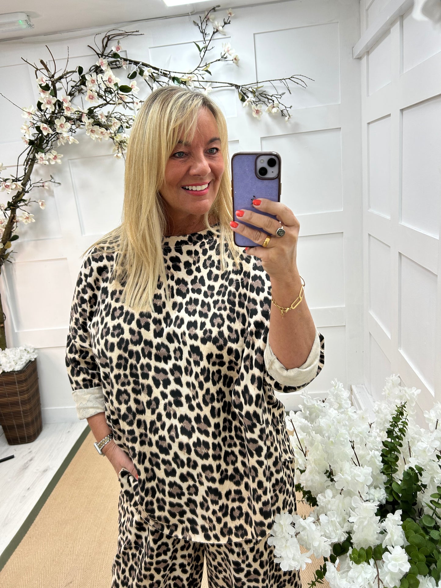 Kerrie: Oversized leopard print sweatshirt top. One Sz: 18-22