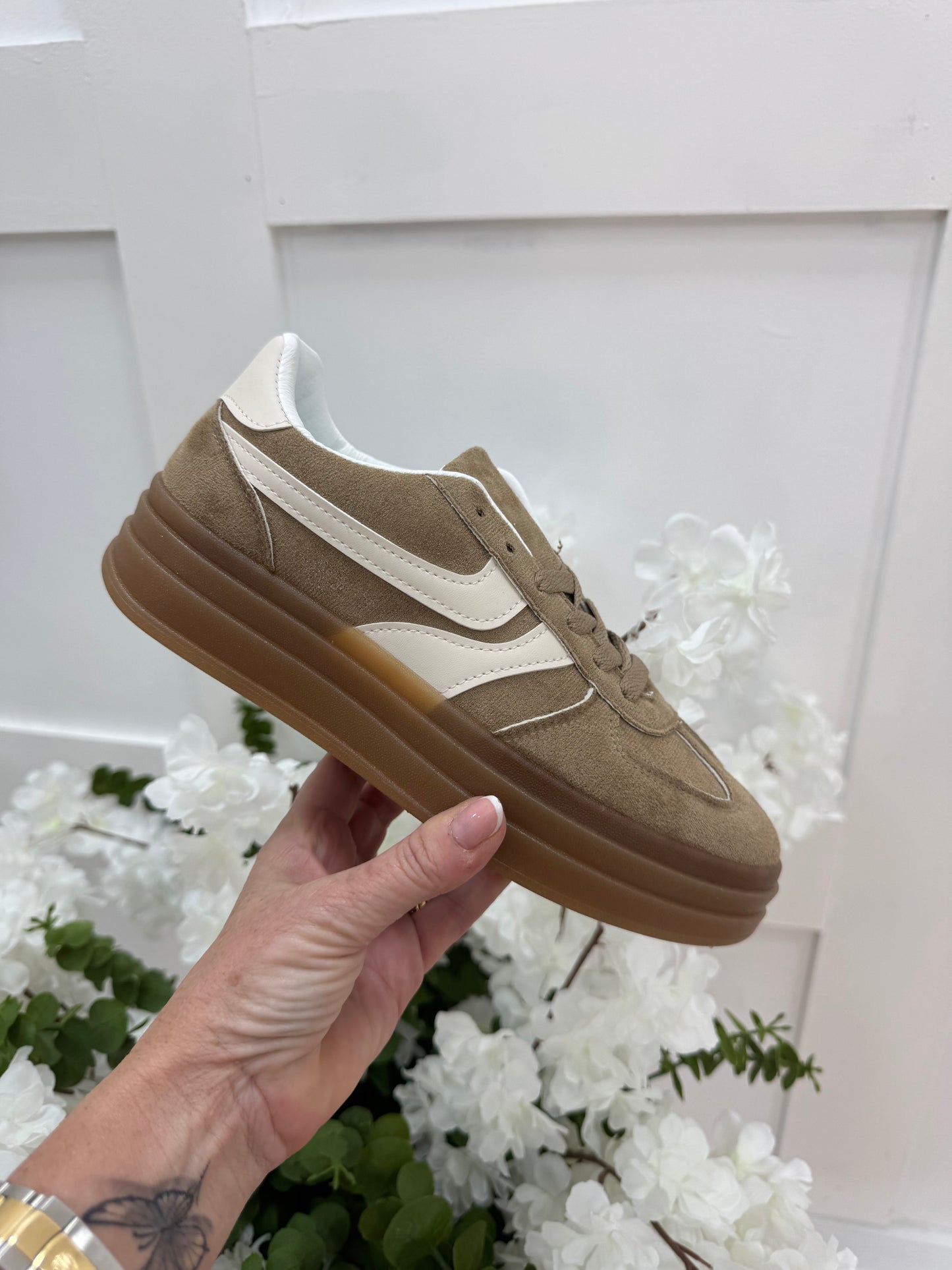 Billi: Beige trainers with cream stripe. Sizes: 3-8