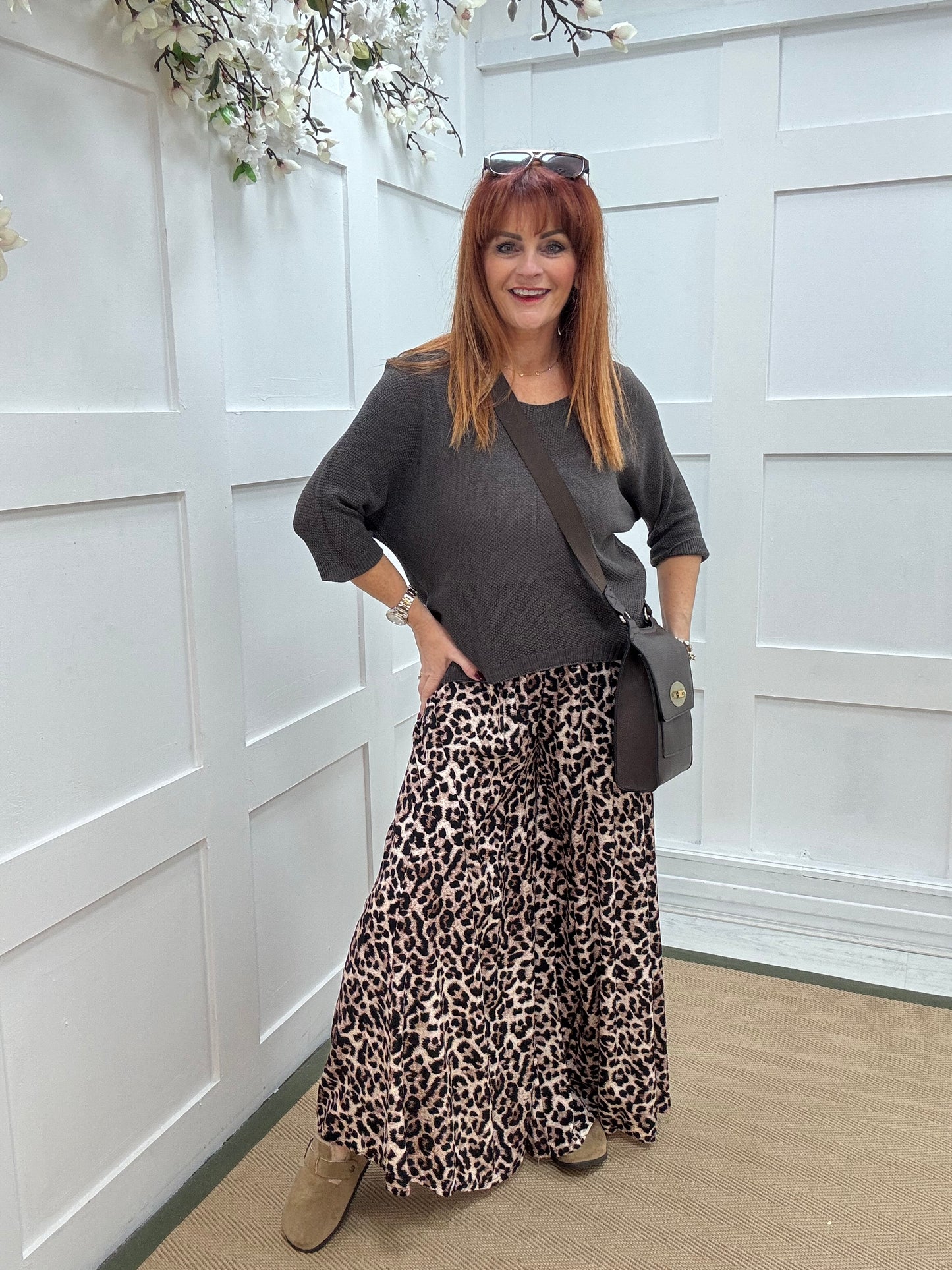 Nina: Brown V neck fine knit top. One size: 10-16