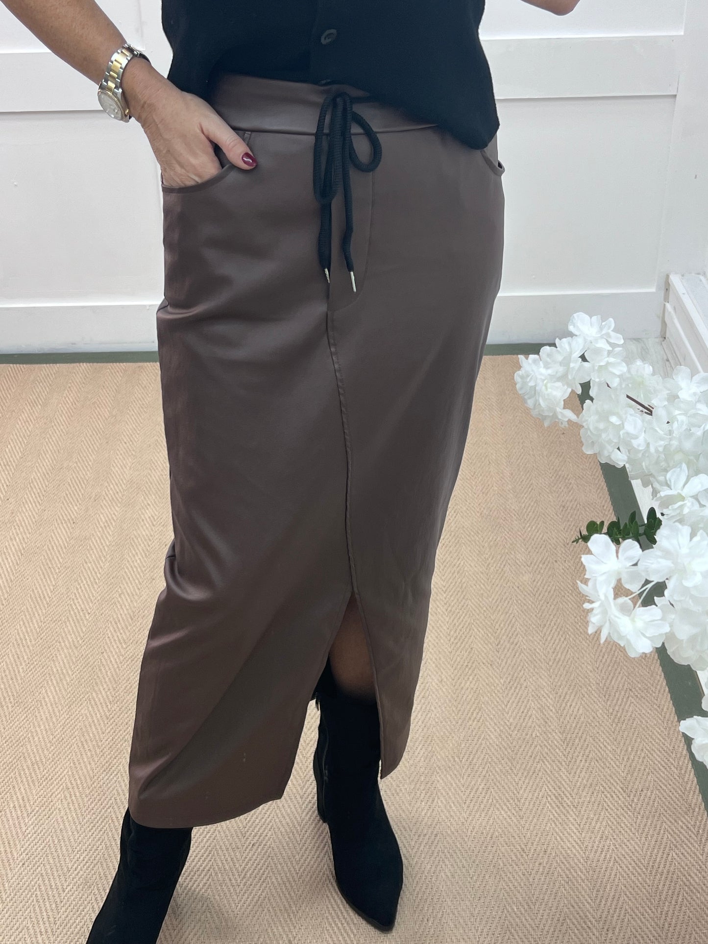 Fern: Brown faux leather pencil skirt. One size: 10-16
