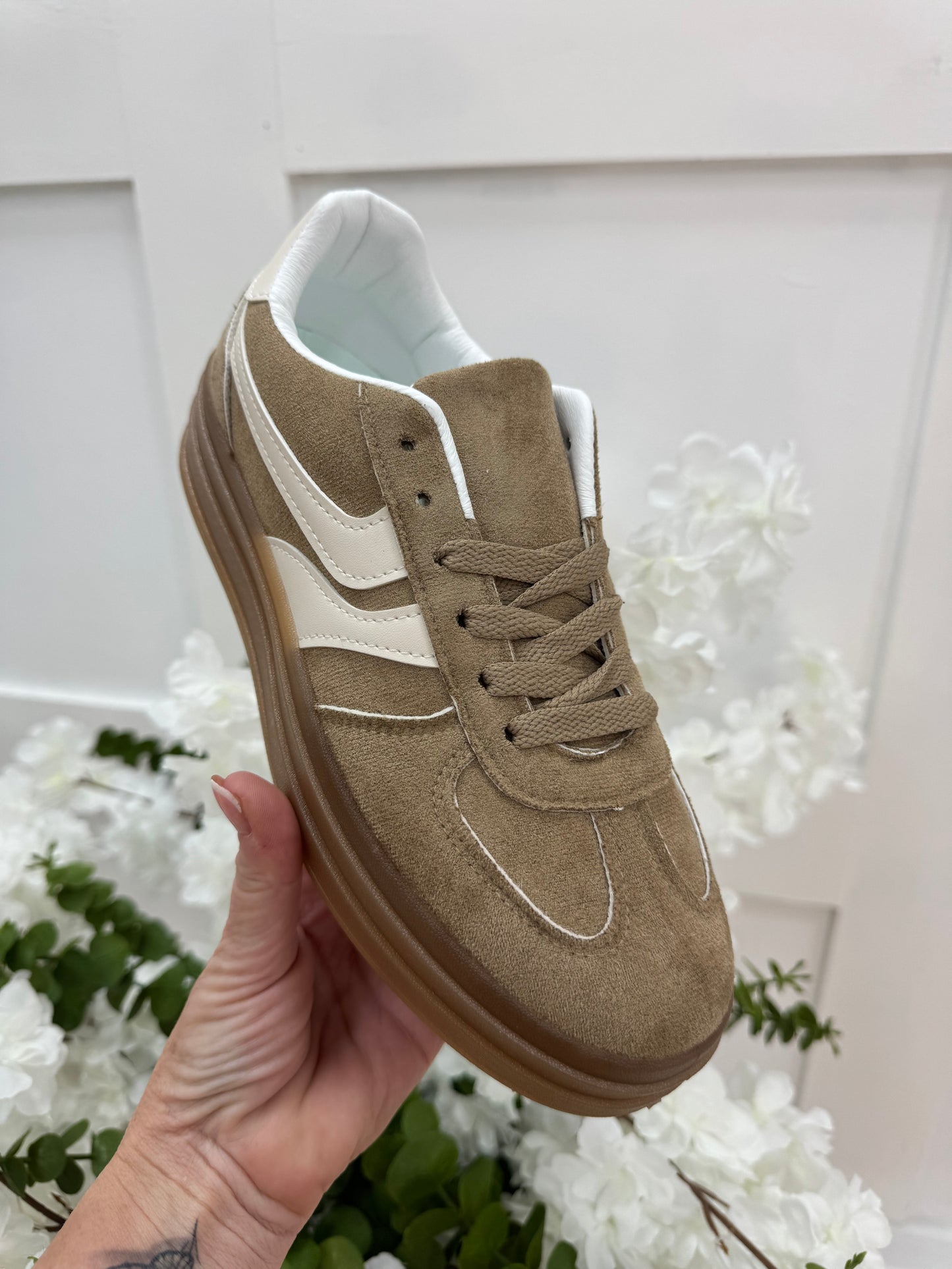 Billi: Beige trainers with cream stripe. Sizes: 3-8