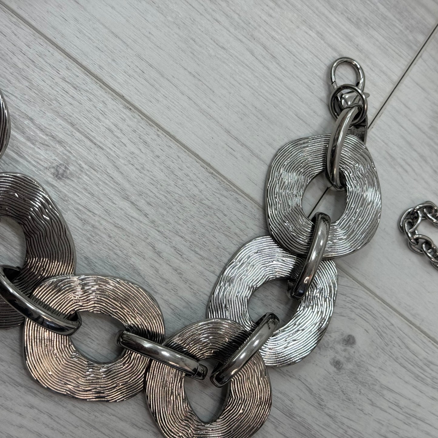 Fallon: Silver chain belt. One size: 8-18