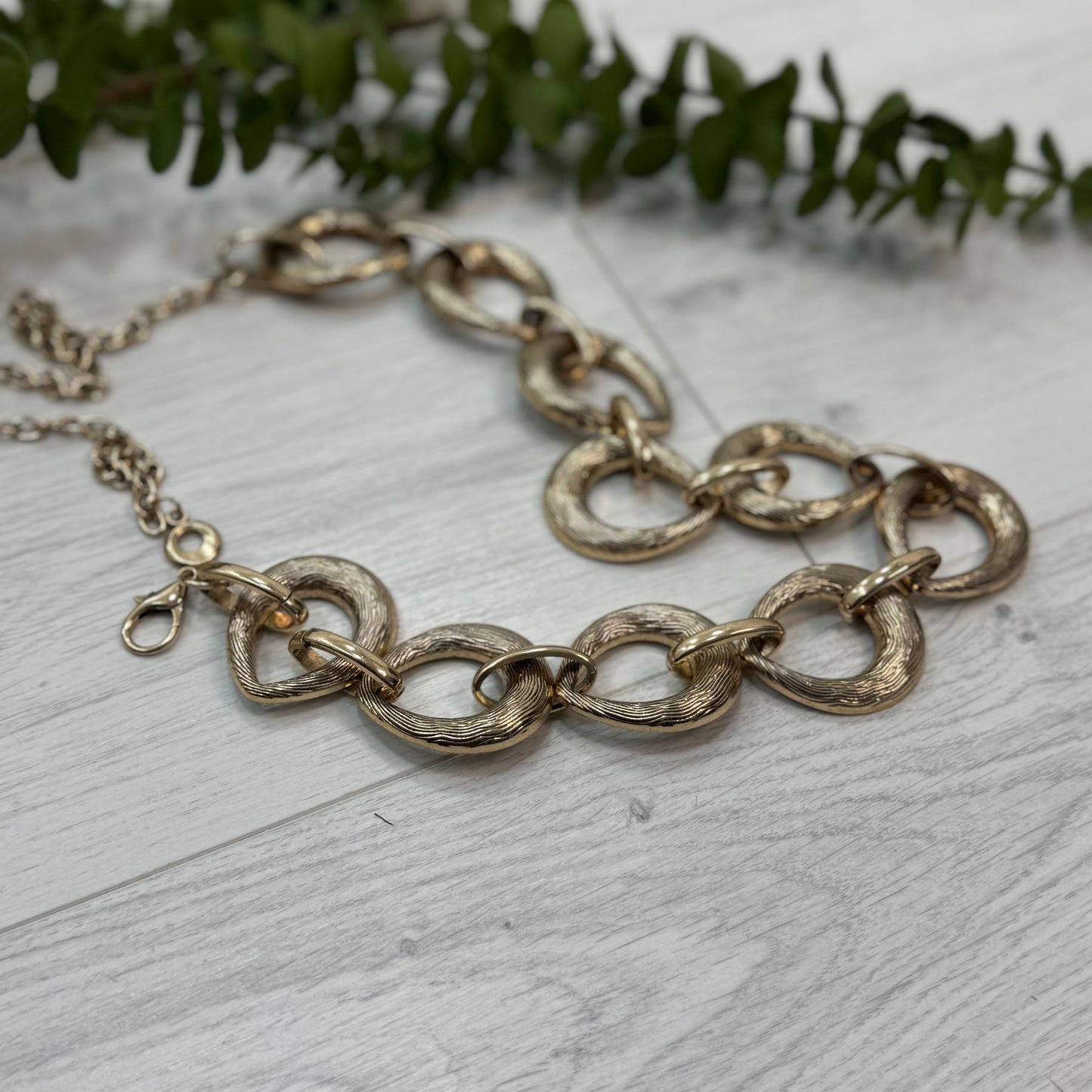 Fallon: Gold chain belt. One size: 8-18