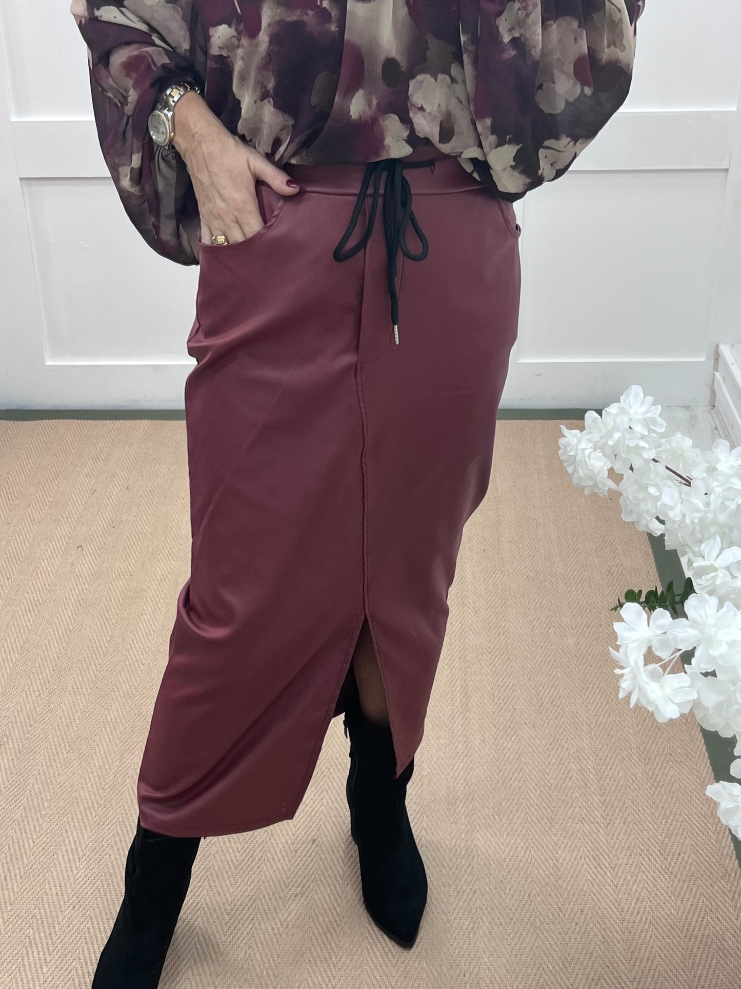 Fern: Burgundy faux leather pencil skirt. One size: 10-16