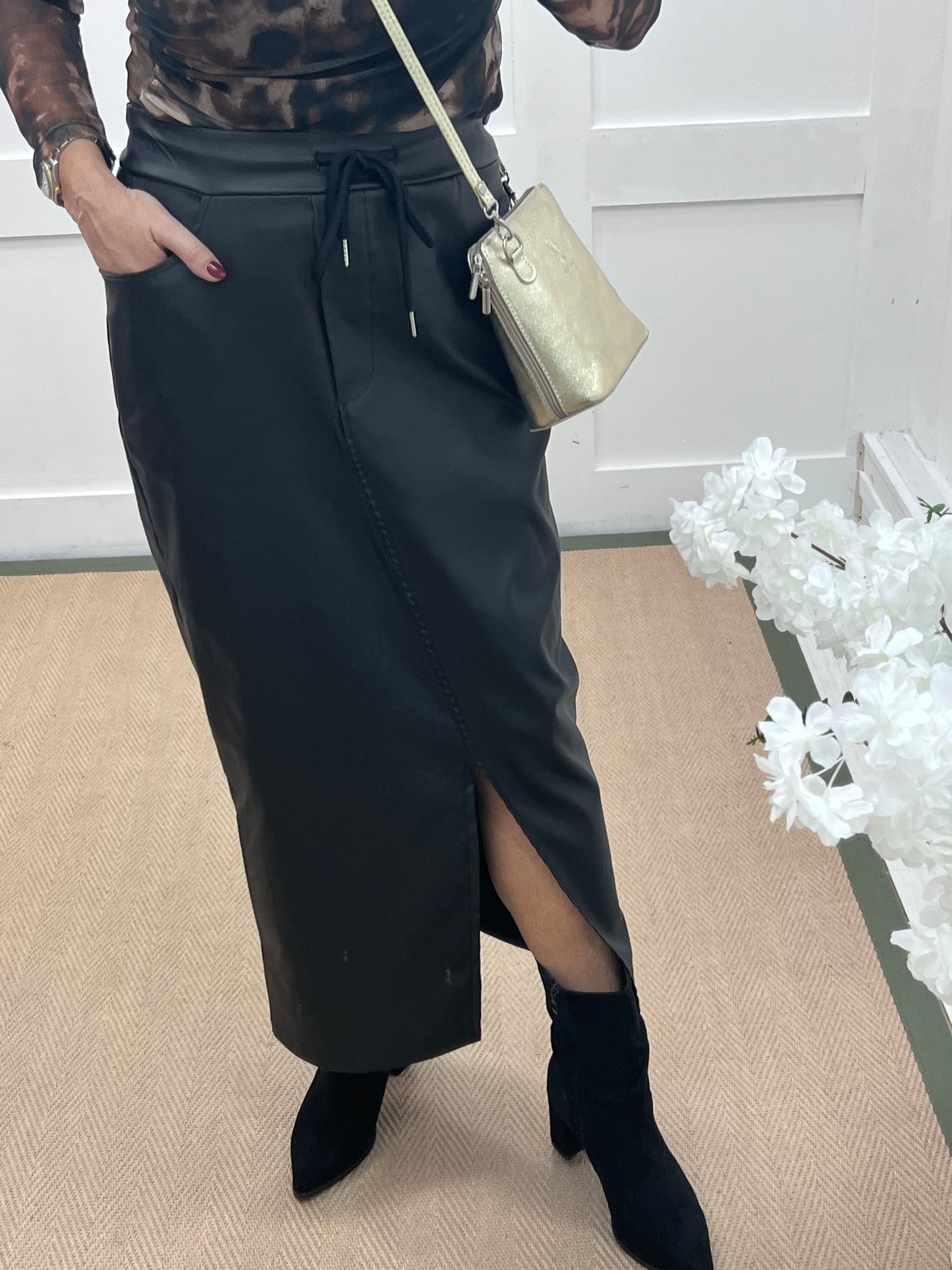 Fern: Black faux leather pencil skirt. One size: 10-16