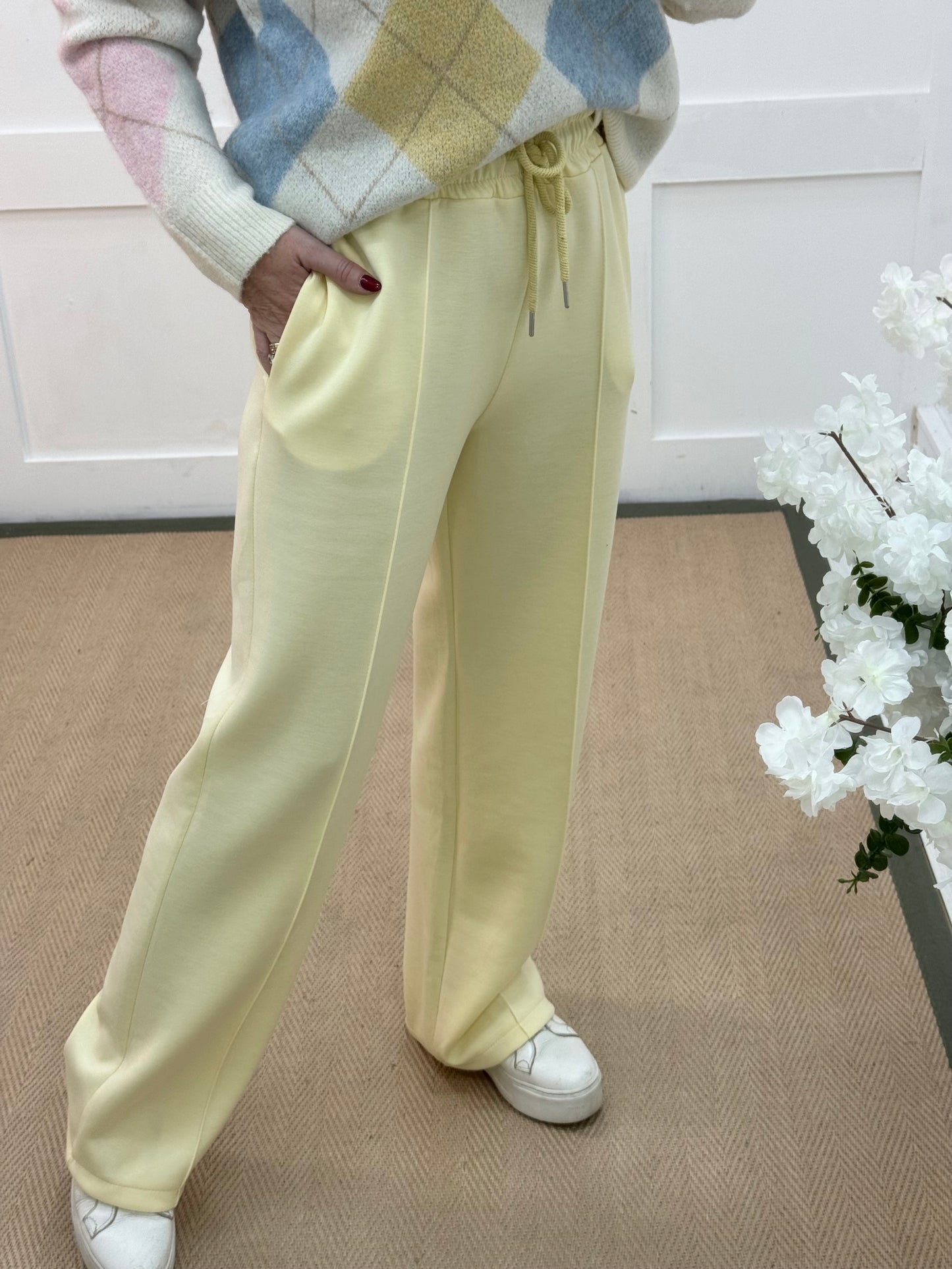 Trudy: Lemon stretchy wide leg pocket trousers. One size: 10-16