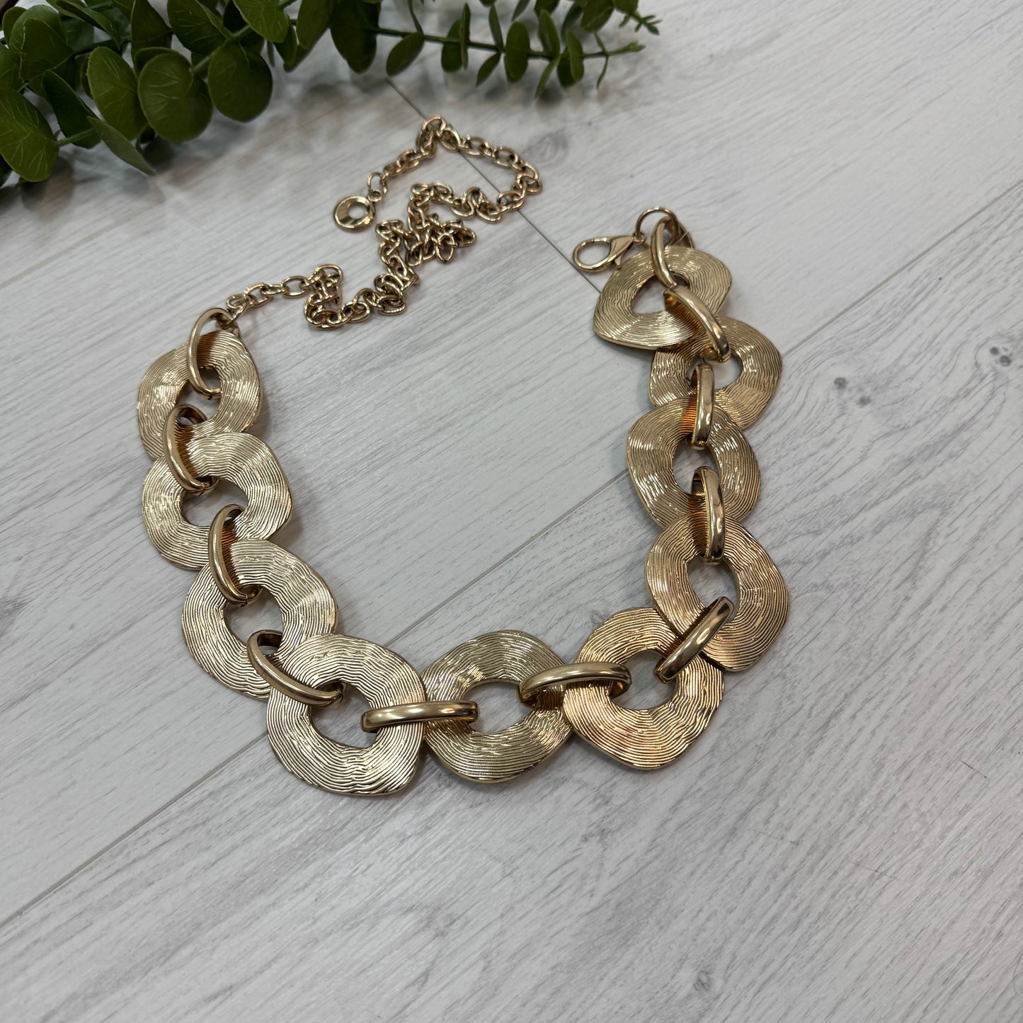 Fallon: Gold chain belt. One size: 8-18