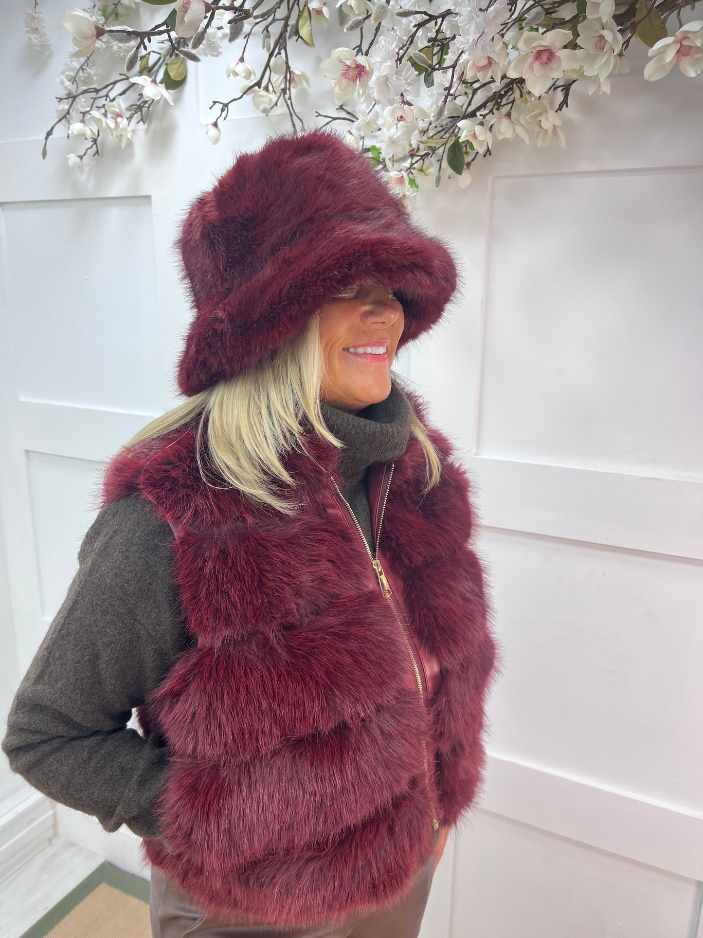 Faye: Burgundy faux fur bucket hat. Free size