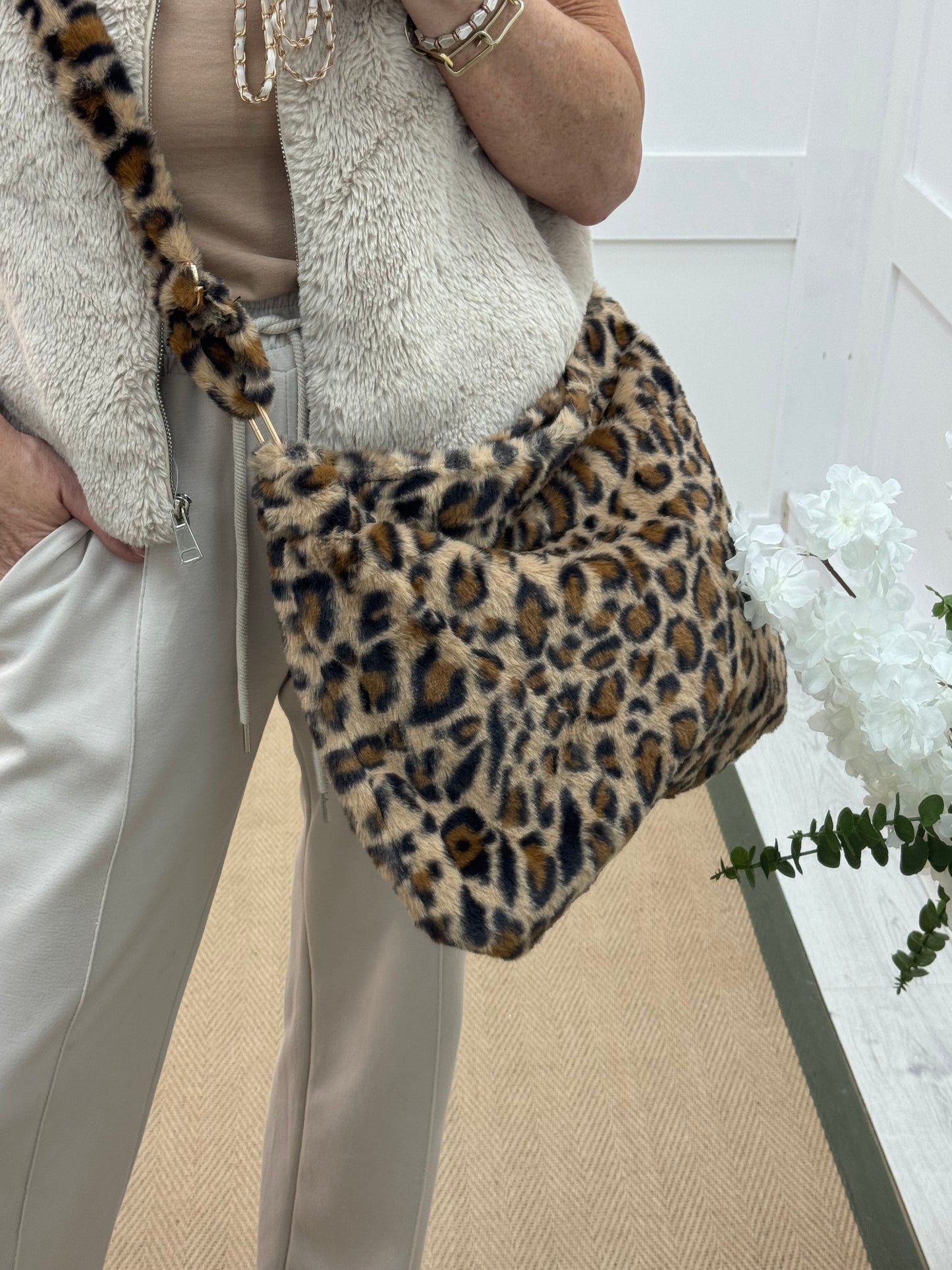 Penny: Faux fur leopard print slouchy bag