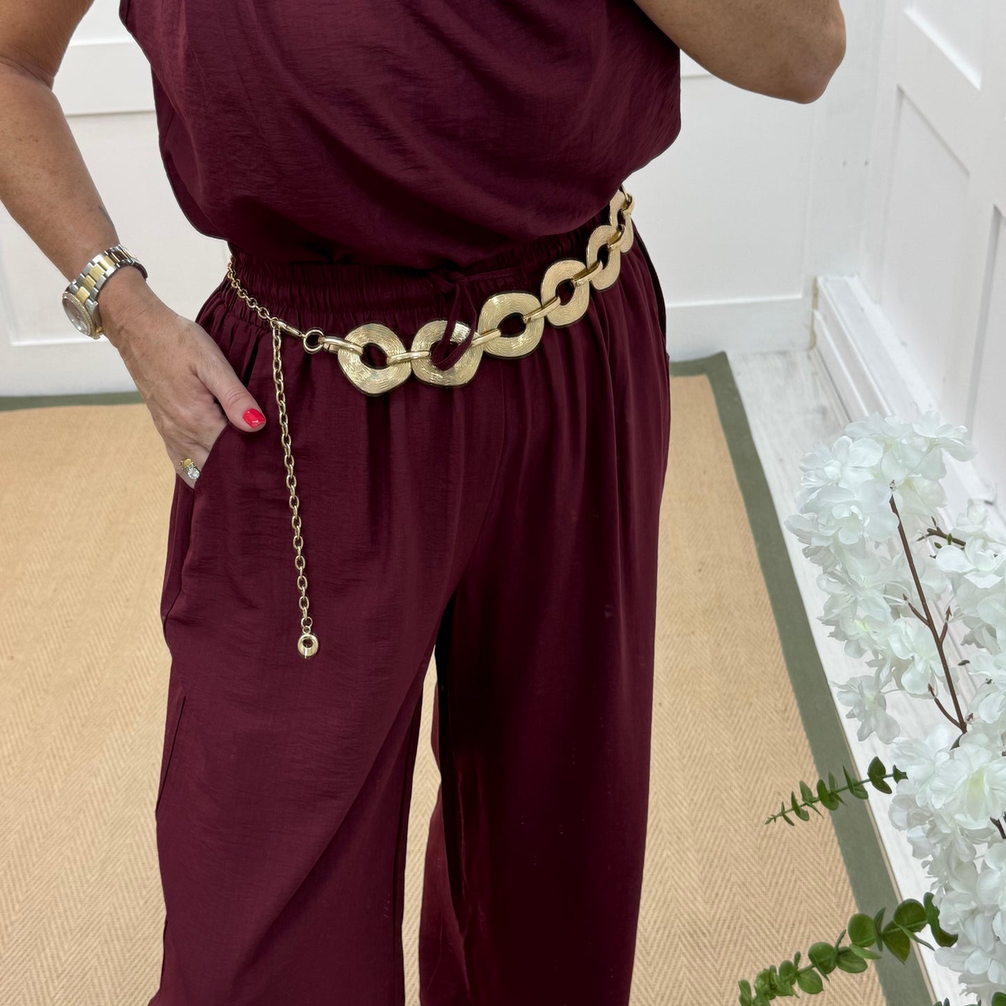 Fallon: Gold chain belt. One size: 8-18