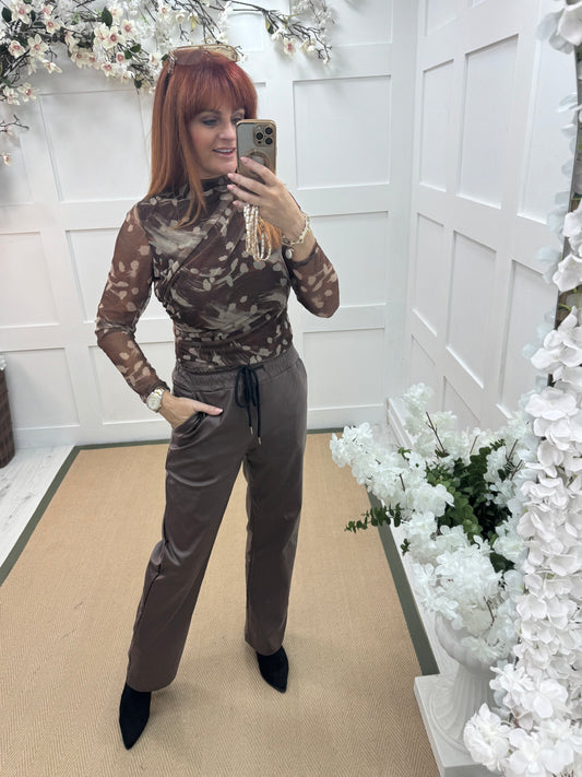 Maya: Brown pattern ruched mesh top. One Sz: 12-18