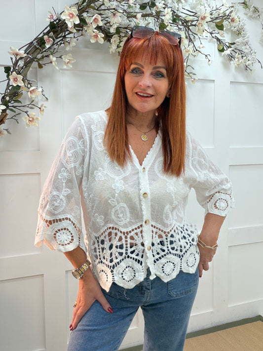 Perdy: White short sleeve embroidered V neck button top. One size: 12-16