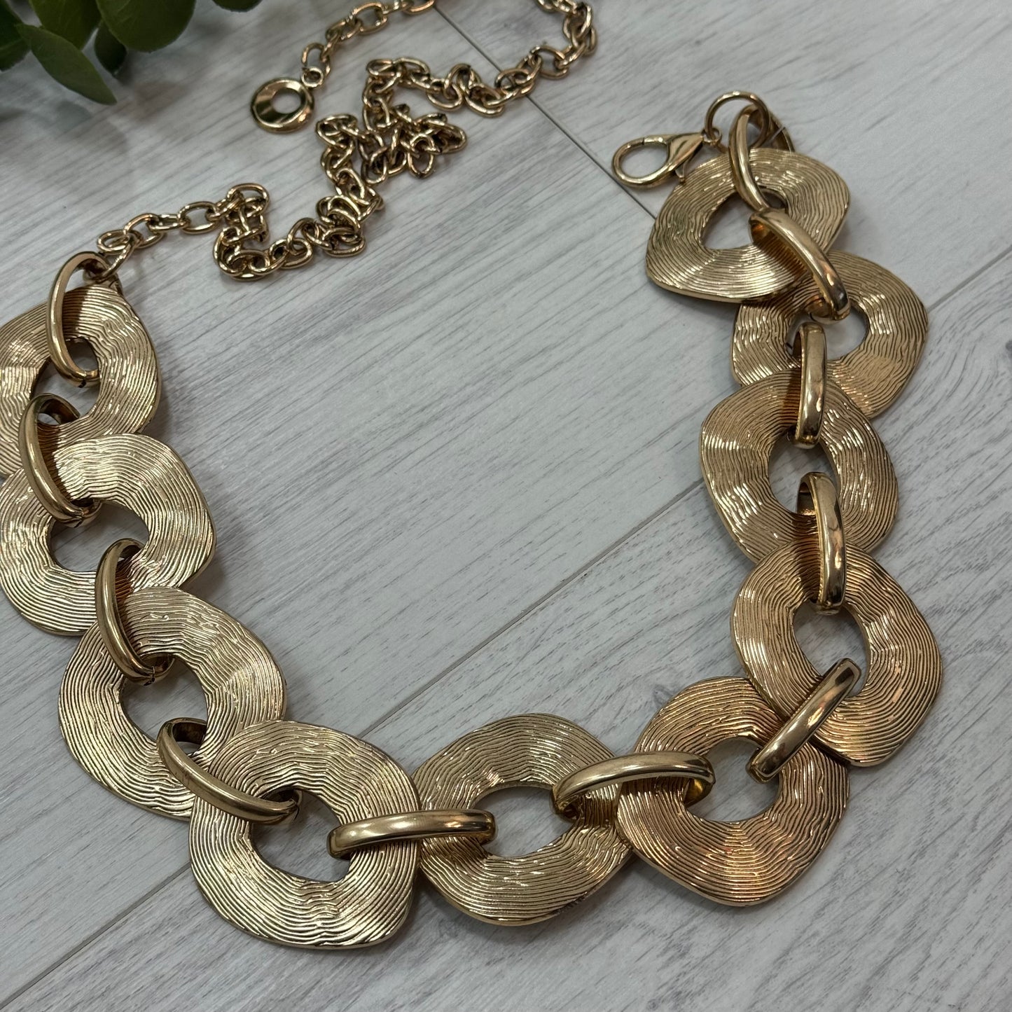 Fallon: Gold chain belt. One size: 8-18