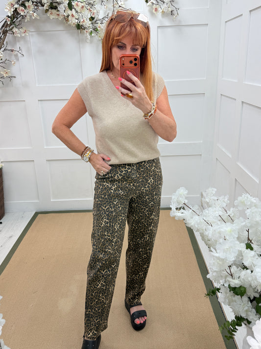 Mara : Leopard print barrel leg jeans. Sizes: 8-18