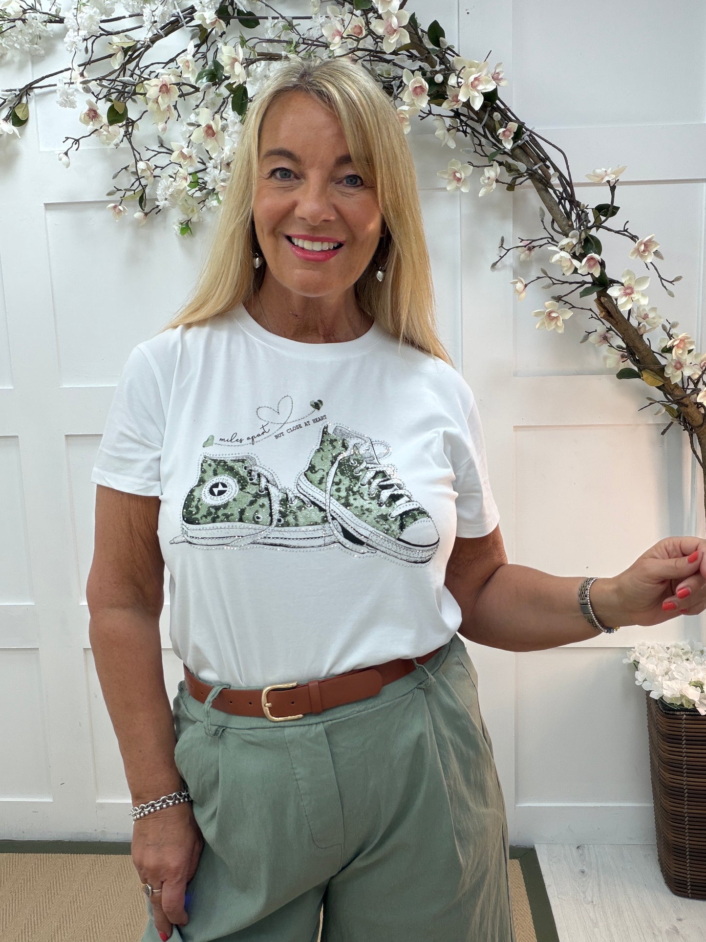 Stella: White & green diamanté sneakers T shirt. One size: 10-16