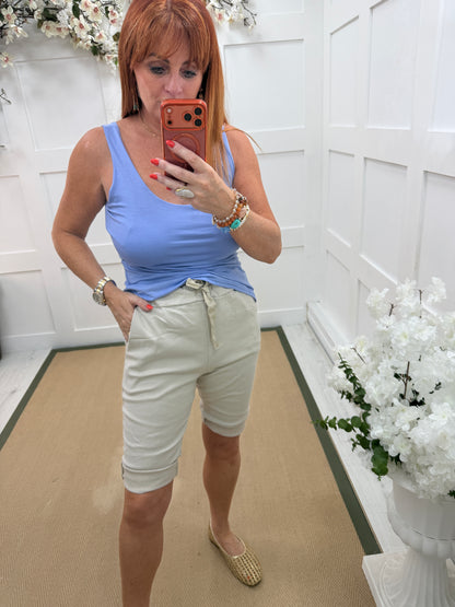 Jess: Super stretchy magic shorts. 2 sizes. 4 colours