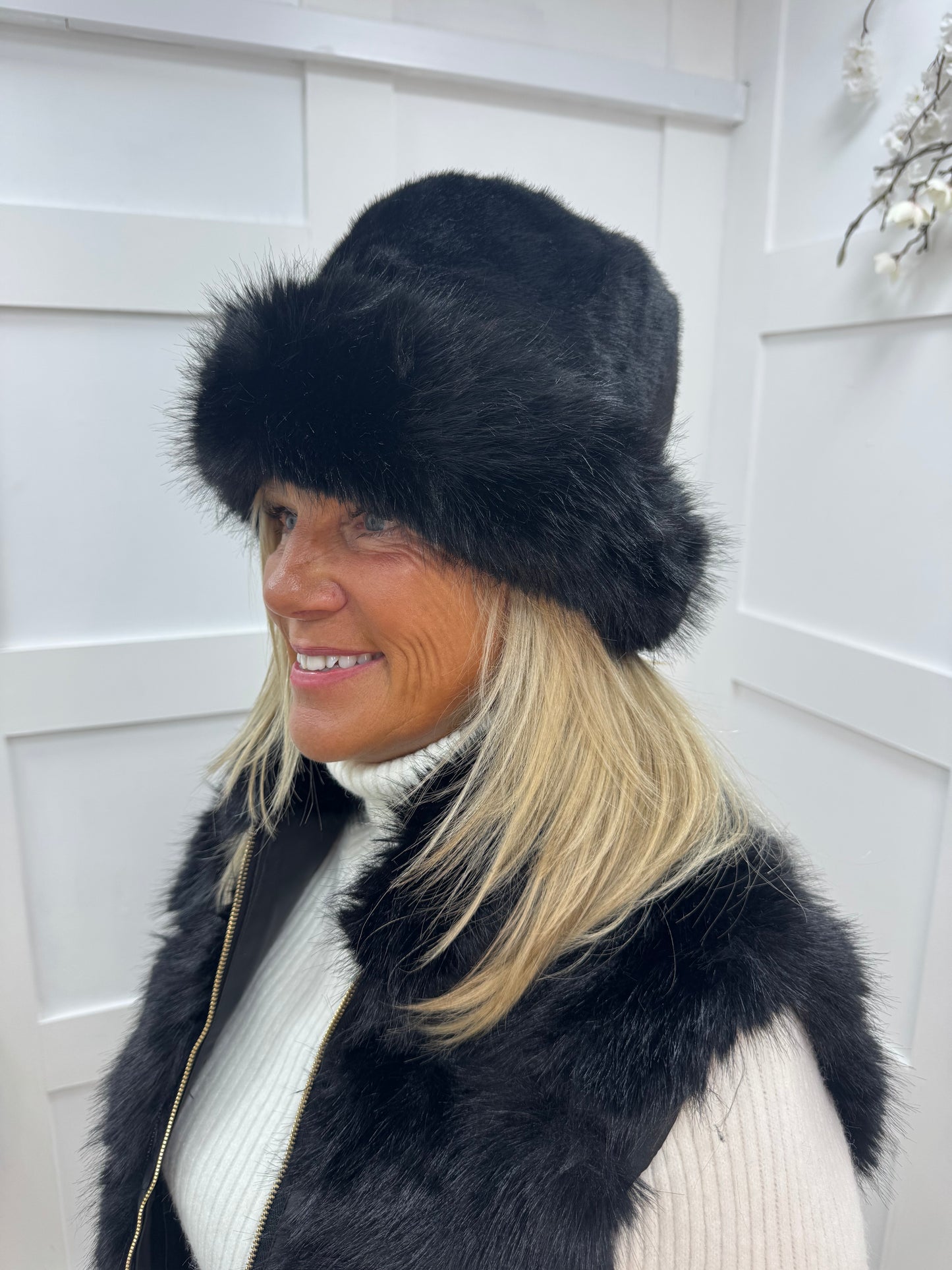 Finley: Black faux fur trim bucket hat. Free size