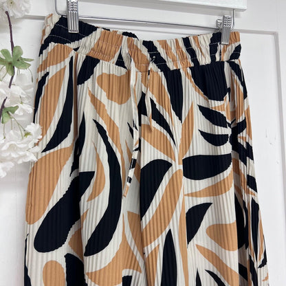 Ester: Patterned wide leg pleated trousers. Sizes 8-22