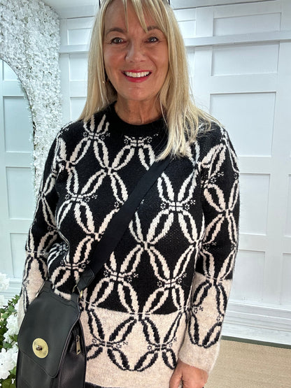 Macey: Black & cream pattern knit top. One size: 12-18