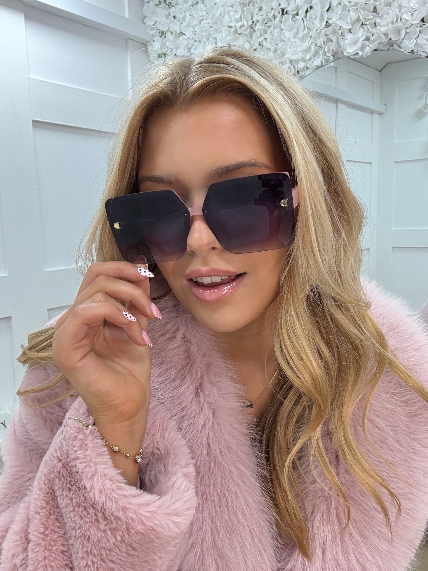 Mykonos: Baby pink oversized fashion sunglasses