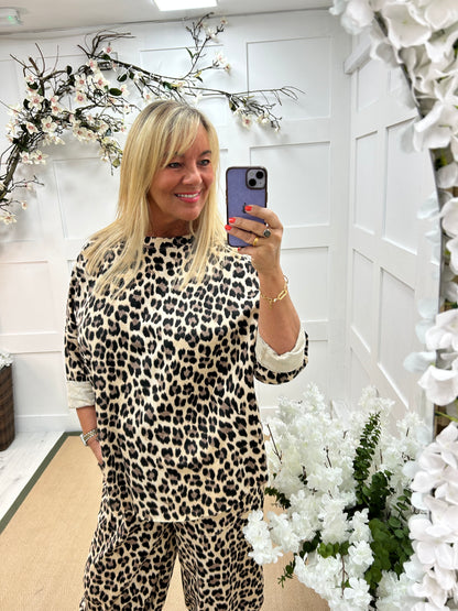 Kerrie: Oversized leopard print sweatshirt top. One Sz: 18-22