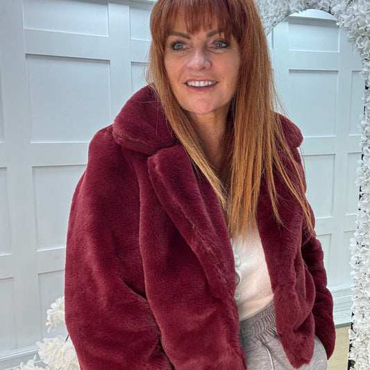 Paula: Burgundy short faux fur jacket . One size 10-16