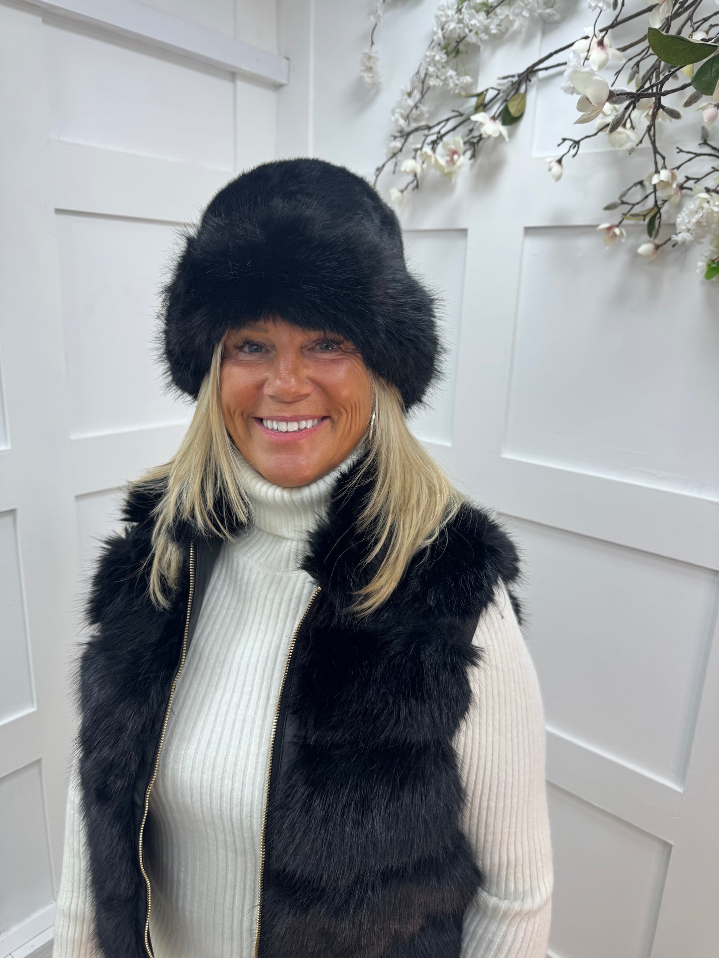 Finley: Black faux fur trim bucket hat. Free size